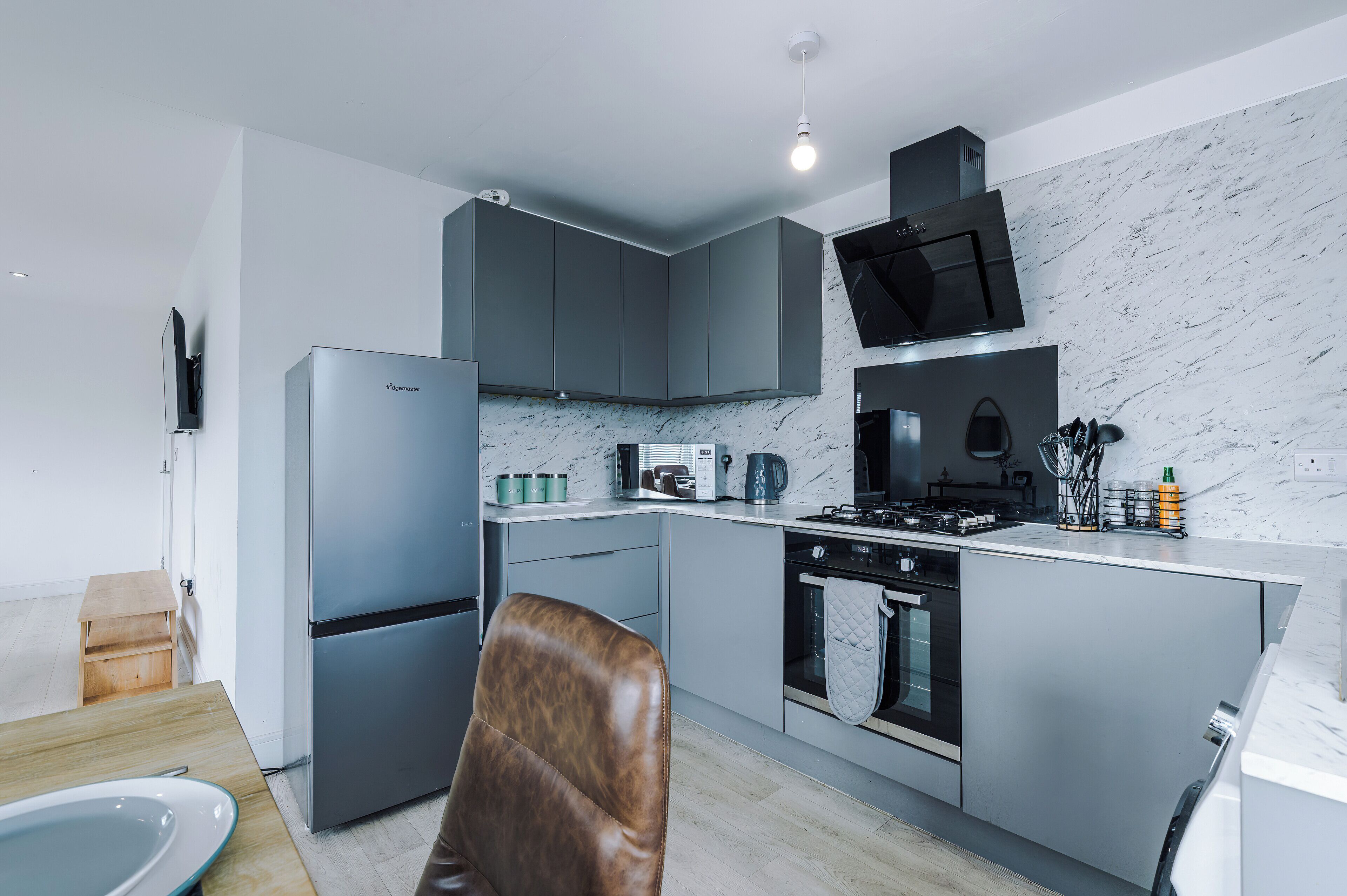 Jääkaappi, mikroaaltouuni, uuni, liesi