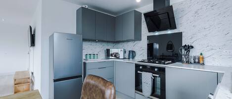 Jääkaappi, mikroaaltouuni, uuni, liesi