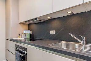 Fridge, oven, stovetop, dishwasher
