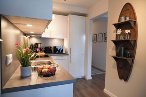 Fridge, microwave, oven, stovetop - Strandhoch Damp - strandnahe Neubau 3 Zi. Endetage Whg. für 6 Personen mit Balkon, Fahrstuhl + gratis Wi-fi (Damp)