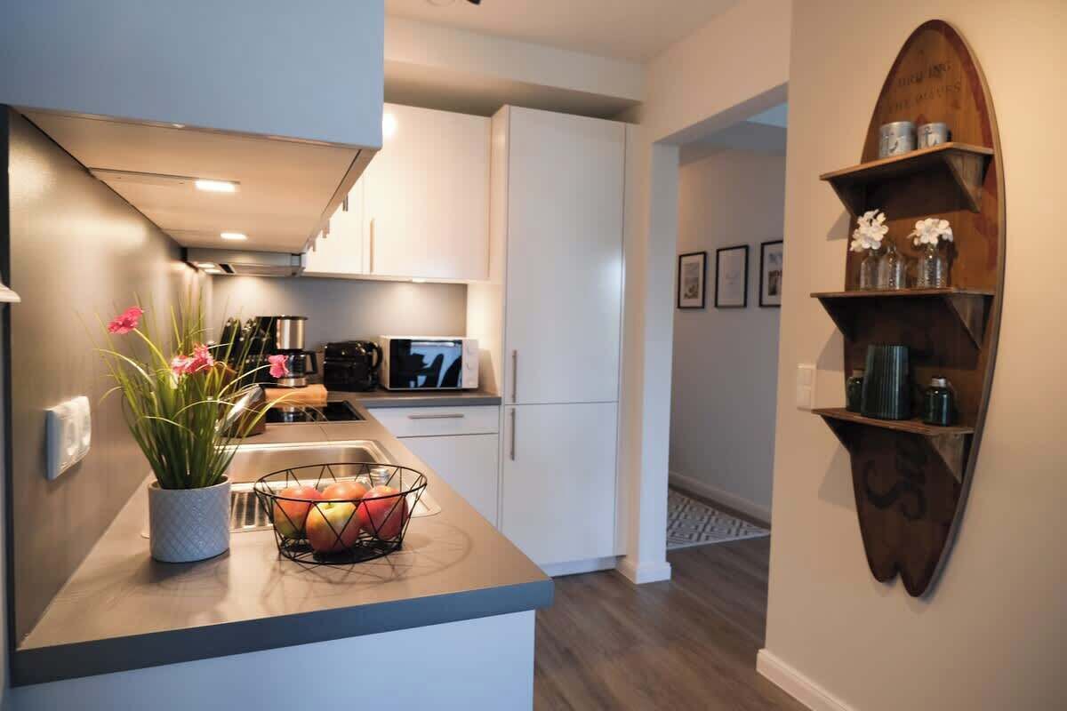 冷蔵庫、電子レンジ、オーブン、コンロ