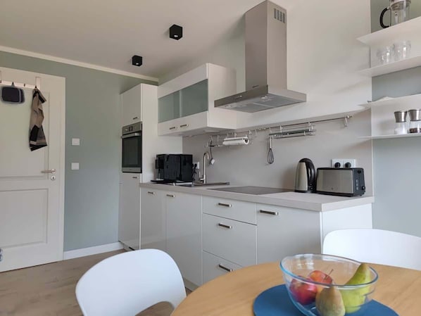 Kühlschrank, Mikrowelle, Ofen, Herdplatte
