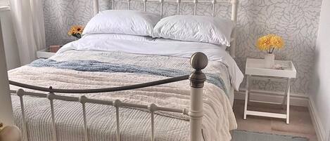 Iron/ironing board, WiFi, bed sheets