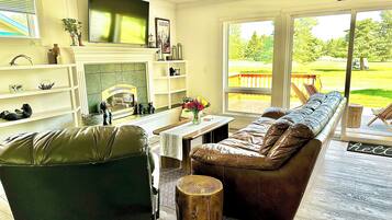 TV connectée, cheminée, livres