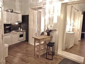 Kjøleskap, ovn, kokeplater og oppvaskmaskin