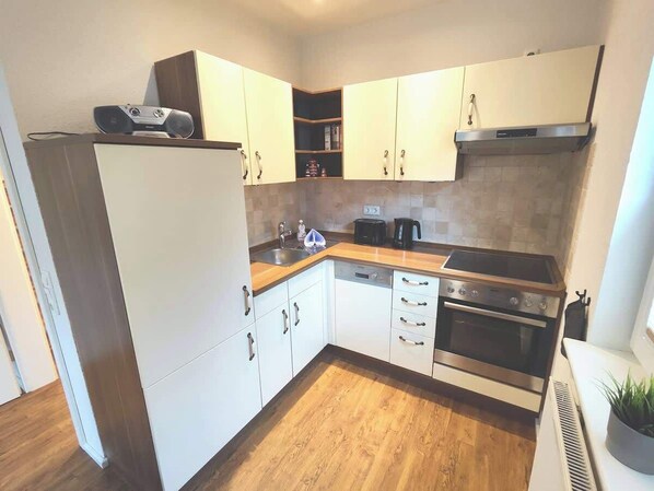 Fridge, oven, stovetop, dishwasher