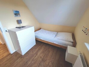 2 bedrooms, iron/ironing board, WiFi