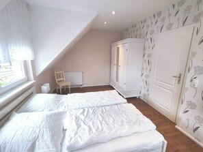2 bedrooms, iron/ironing board, WiFi