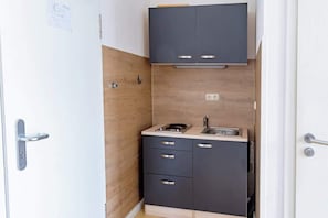 Geladeira, micro-ondas, cooktop, cafeteira/chaleira