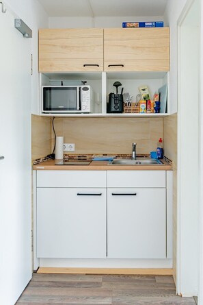 Køleskab, mikrobølgeovn, kogeplade, kaffe-/temaskine