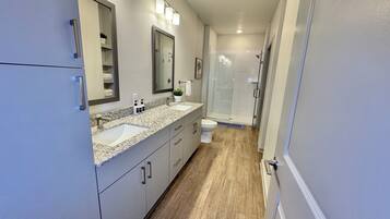 Douche, sĂšche-cheveux, serviettes fournies, savon