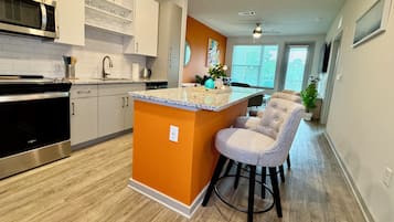 Micro-ondes, four, plaque de cuisson, lave-vaisselle