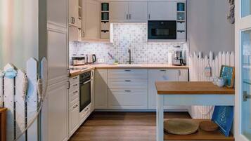 KĂŒhlschrank, Mikrowelle, Ofen, Herdplatte