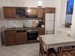Fridge, oven, stovetop, coffee/tea maker