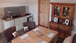 Wasserkocher mit Kaffee-/Teezubehör, Kühlschrank, Ofen, Herdplatte