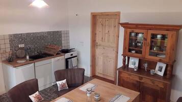 Réfrigérateur, four, plaque de cuisson, cafetière/bouilloire