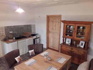 Fridge, oven, stovetop, coffee/tea maker
