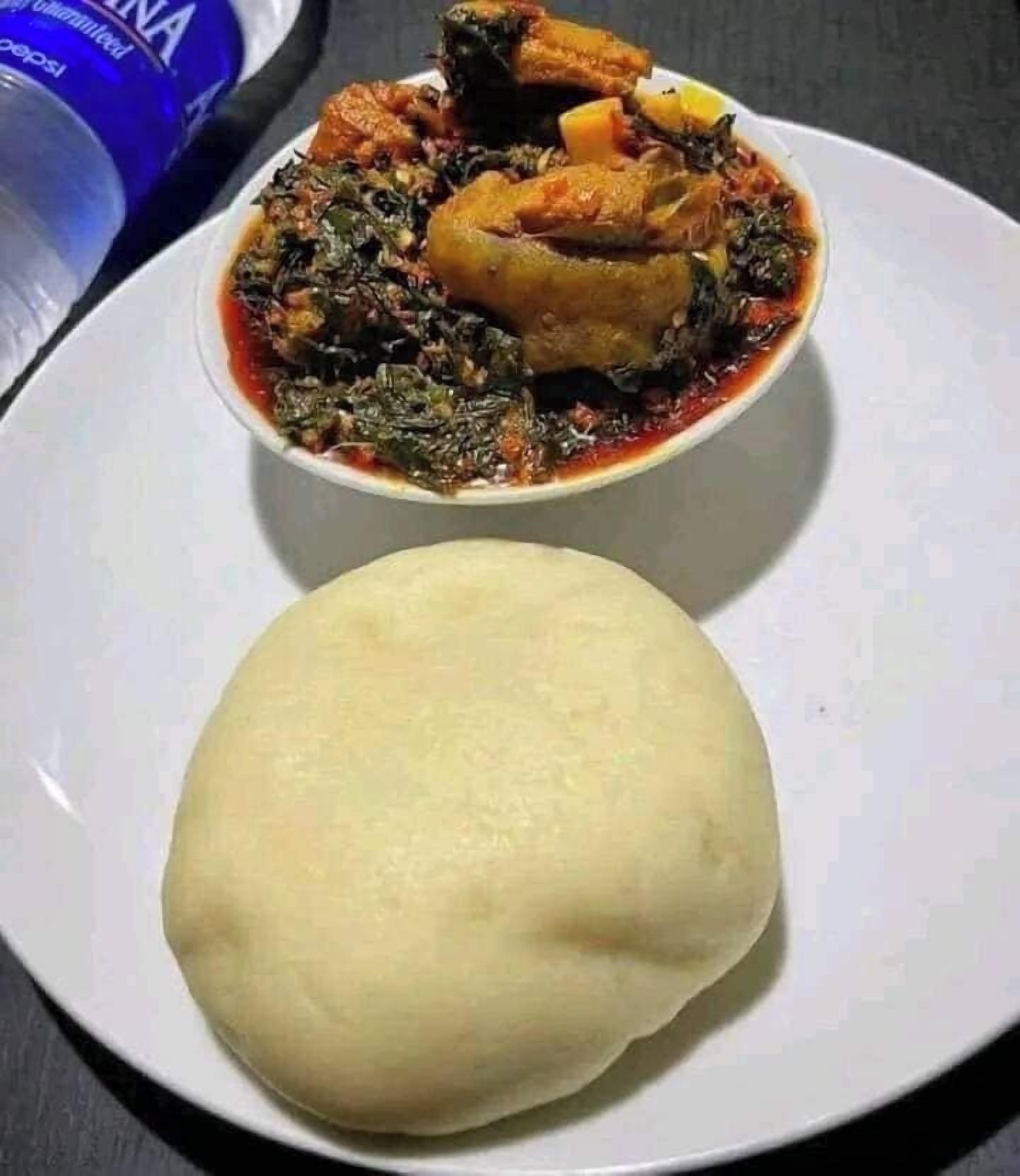 Une assiette avec un bol de ragoût et une boule de pâte.