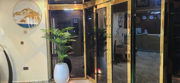 المنشأة من الداخل