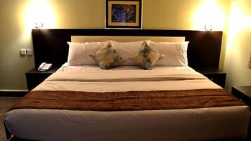 Habitación junior, balcón, vista a la ciudad | Escritorio, espacio para trabajar con laptop y insonorización