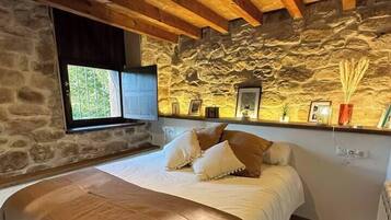 2 quartos, ferros/tábuas de passar roupa, berço de viagem