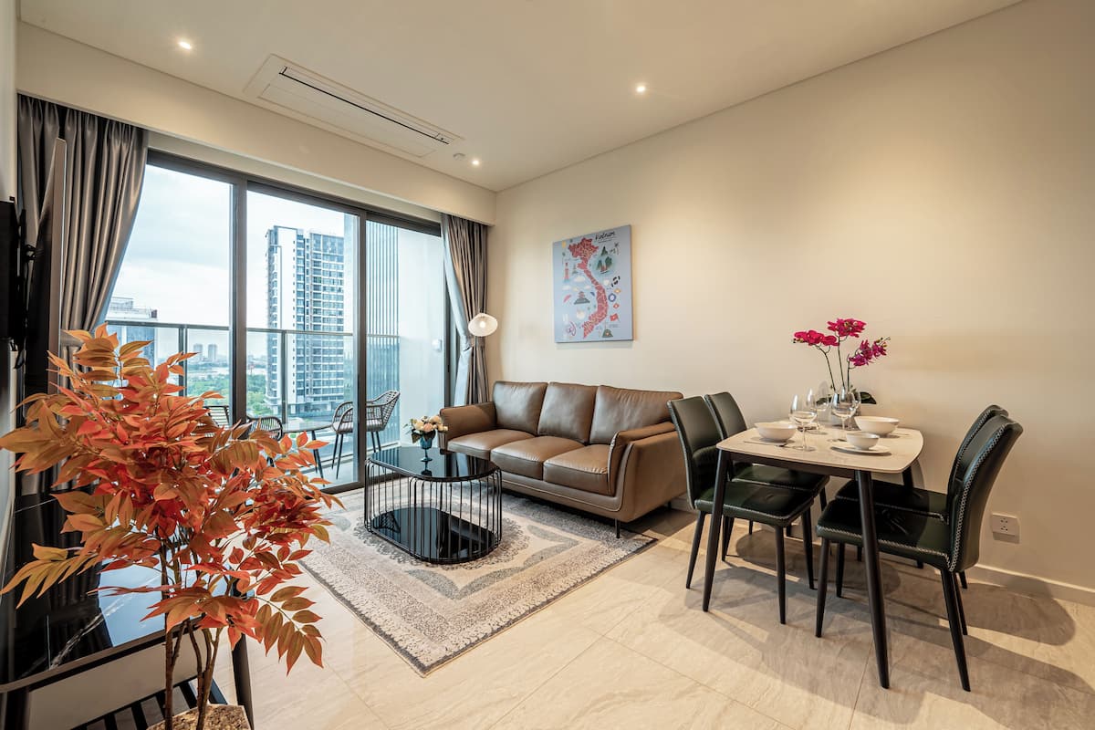 Deluxe Apartment, 2 Bedrooms, Bathtub, City View | Living area