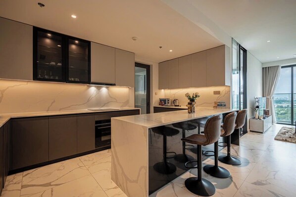 Appartement Deluxe, 2 chambres, vue ville | Cuisine privée | Réfrigérateur, micro-ondes, four, plaque de cuisson