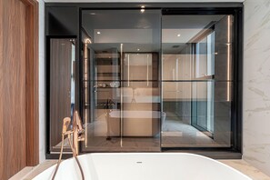 Deluxe Apartment, 2 Bedrooms, City View | Bilik Mandi | Hulu semburan mandi hujan, pengering rambut, tuala disediakan, sabun 