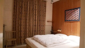 4 habitaciones, muebles diferentes y ropa de cama