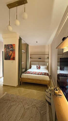 Wakih homes! Cozy studio, 15 mins away from JKIA and 7 minutes away from SGR