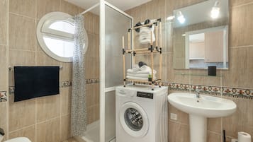 Douche, sèche-cheveux, serviettes fournies