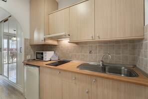 Fridge, microwave, stovetop, coffee/tea maker