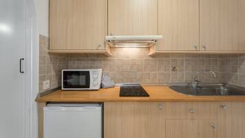 Réfrigérateur, micro-ondes, plaque de cuisson, cafetière/bouilloire