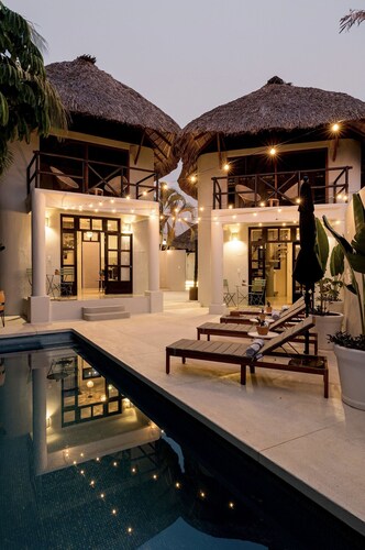 Private Pool, Chic, Step’s from beach in beautiful Puerto Escondido - WiFi, AC