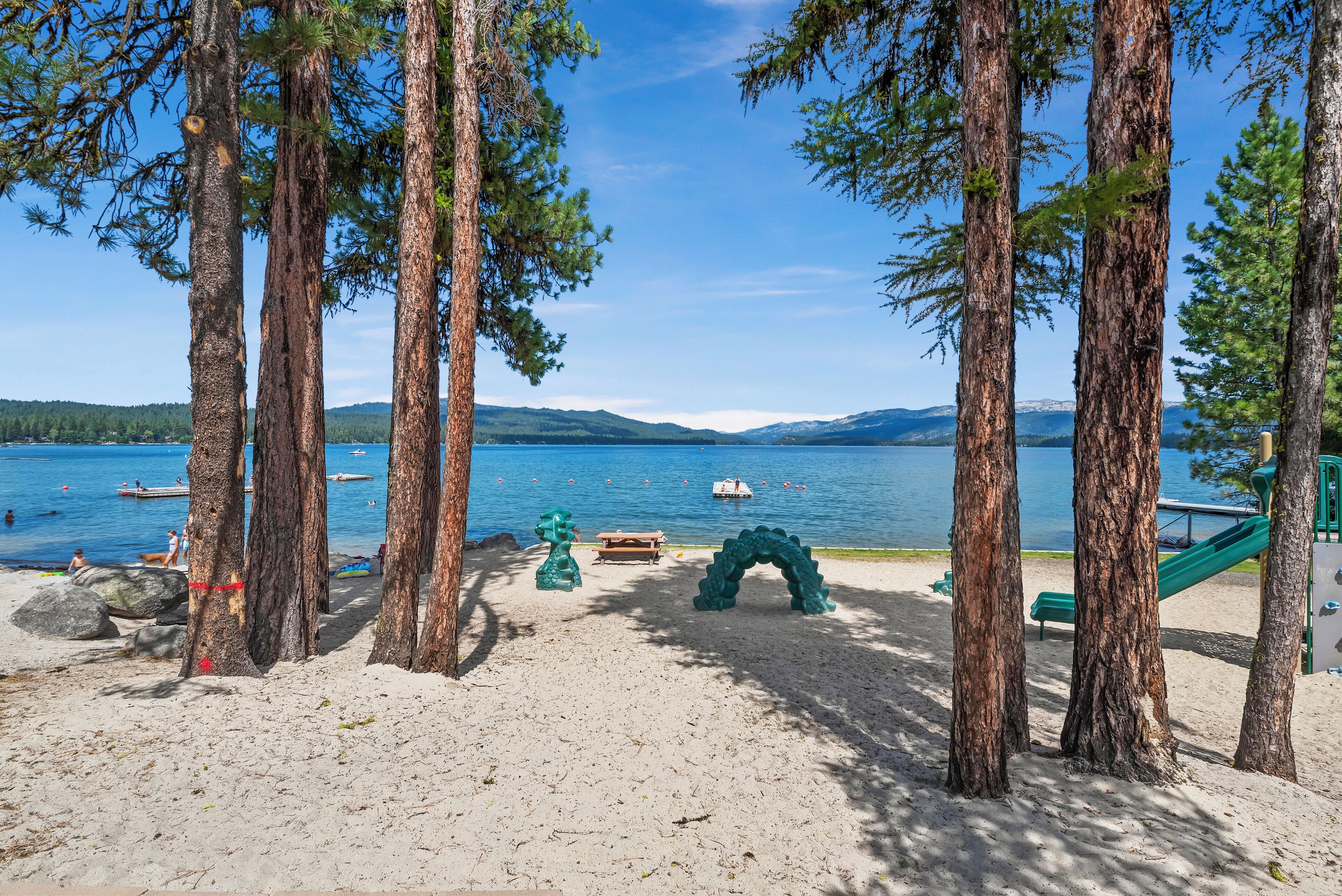 Nær stranden, solsenger og strandhåndklær