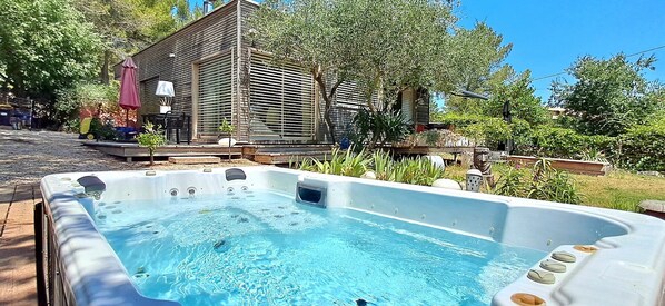 Outdoor spa tub