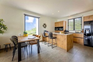 Jääkaappi, uuni, liesi, astianpesukone