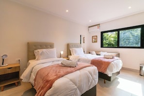 Quarto duplo conforto, vista para a cidade | Comodidades do quarto