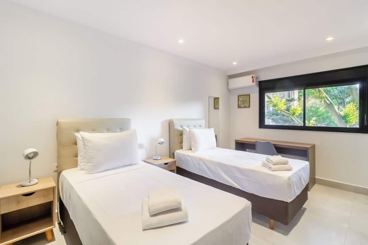 Comfort Twin Room, City View | Room amenity