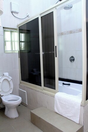 ห้องดีลักซ์, ระเบียง, วิวเมือง | ห้องน้ำ | ของใช้ในห้องน้ำฟรี, ไดร์เป่าผม, ผ้าเช็ดตัว, สบู่