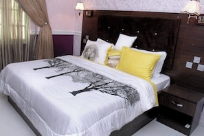 Deluxe Room, Balcony, City View | Desk, laptop workspace, blackout drapes, soundproofing - QUEENS GATE HOTEL (Port Harcourt)
