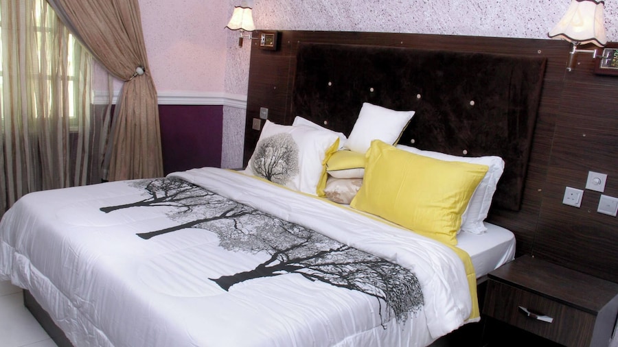 QUEENS GATE HOTEL