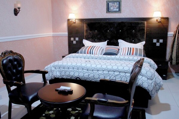 Habitación Deluxe, balcón, vista a la ciudad | Escritorio, espacio para trabajar con laptop y cortinas blackout 