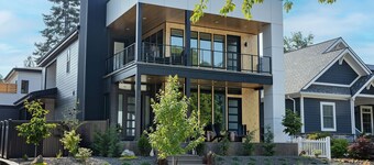 Family-Friendly • Downtown Luxury Villa • Hot Tub • Walk To Lake