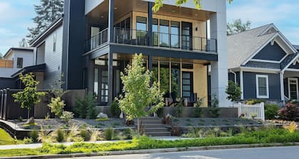 Family-Friendly • Downtown Luxury Villa • Hot Tub • Walk To Lake