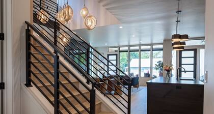 Family-Friendly • 5-Star Downtown Luxury Villa • Hot Tub