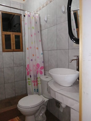 Ducha, secador de pelo, toallas y jabón