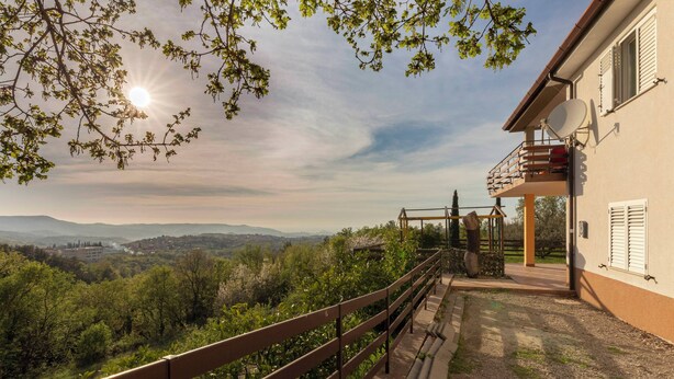 Ein Haus mit Balkon und Blick auf eine reizvolle Landschaft.