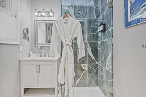 Dusche, Haartrockner, Handtücher, Seife