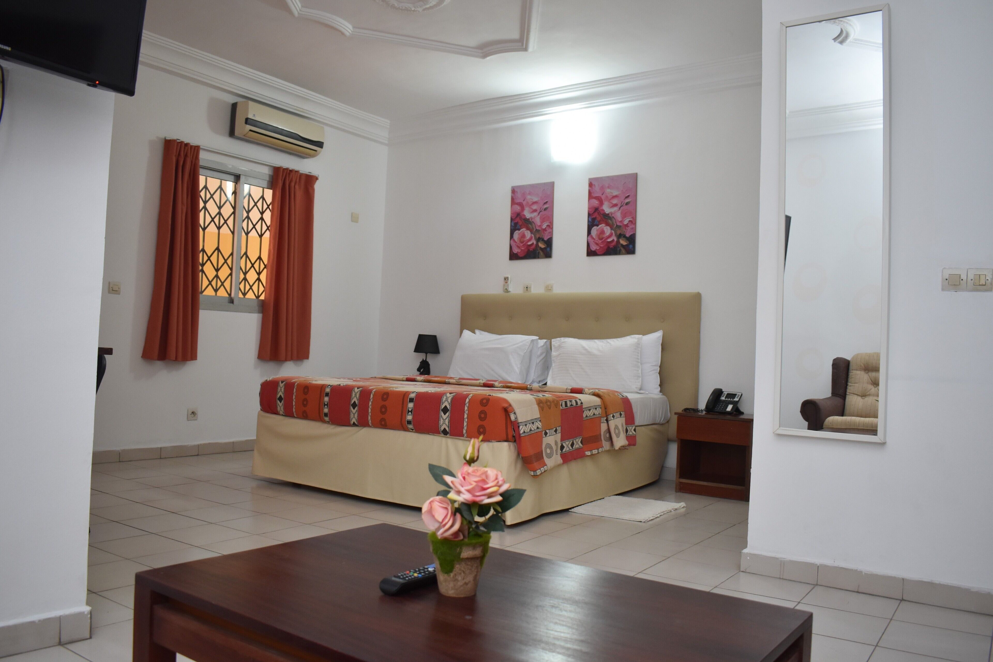 Espacio para trabajar con laptop y tabla de planchar con plancha 